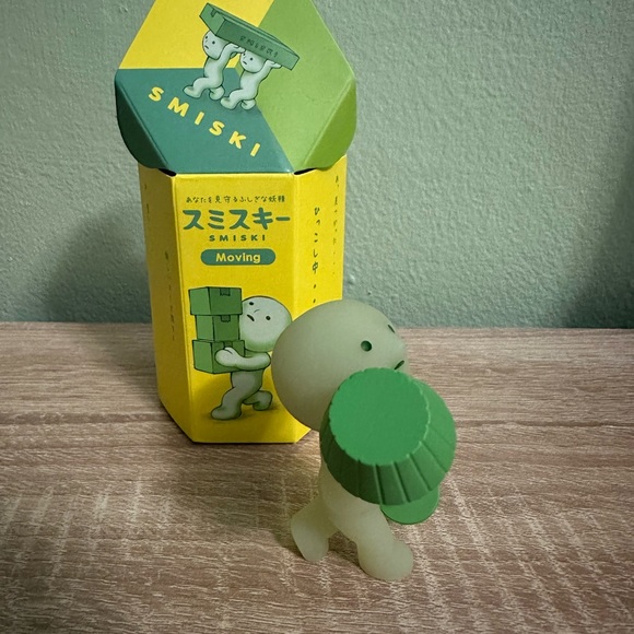 Smiski Moving Series - Moving a Lamp - Picture 3 of 4